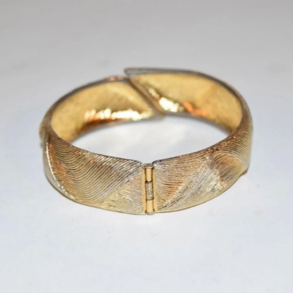 Vintage Monet hinged Bangle Bracelet Gold Tone 6.75” - Picture 8 of 9